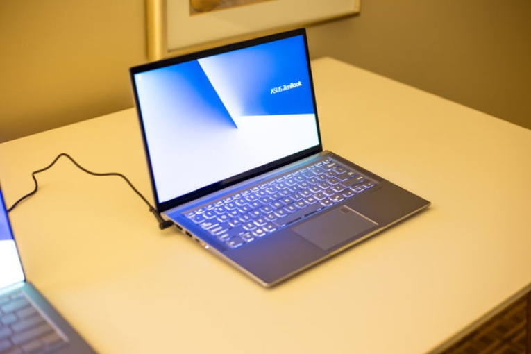 Laptop Asus Notched|Notched Asus ZenBook S13`|