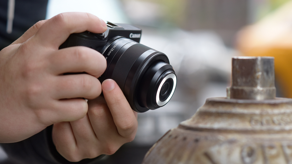 Lensa Canon EF – M Pertama dengan Bukaan Diafragma Tercepat